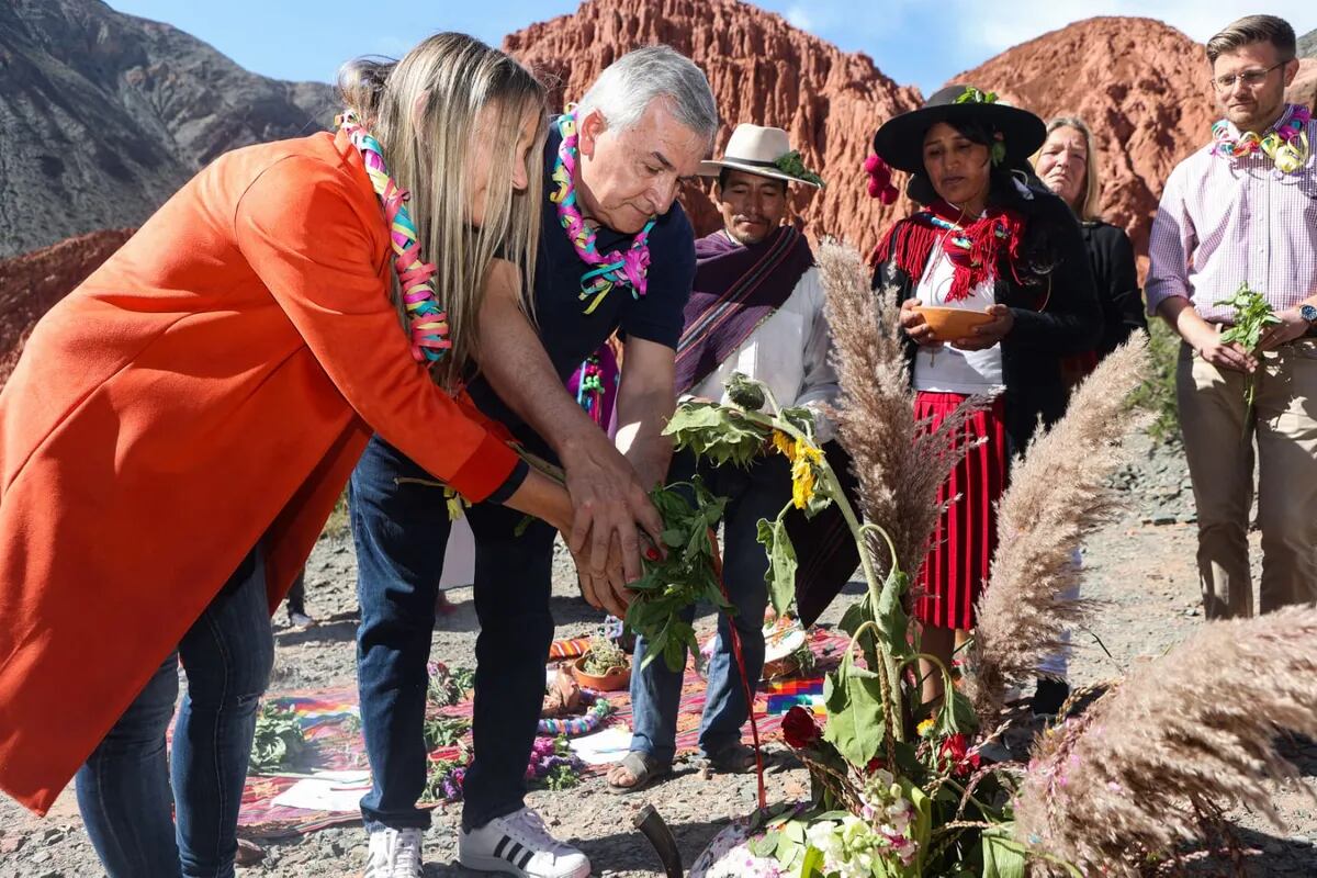 El gobernador Morales y su esposa Tulia Snopek, en el ritual de agradecimiento a la Pachamama, durante el inicio del Carnaval Grande.