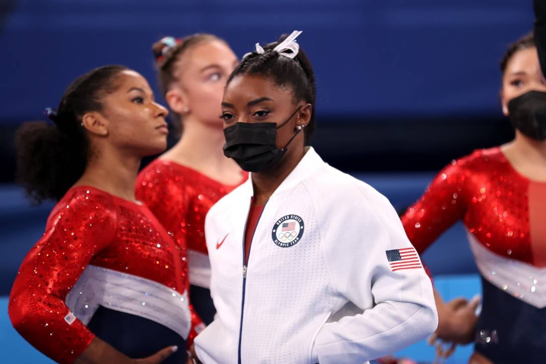 Simone Biles se retiró de la competencia por equipos debido a una lesión (AP)