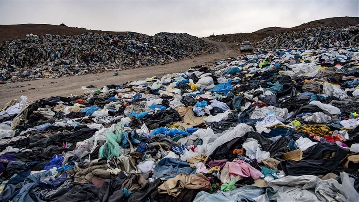 Los residuos que genera la Fast Fashion. Desechos textiles en el desierto de Atacama en Chile