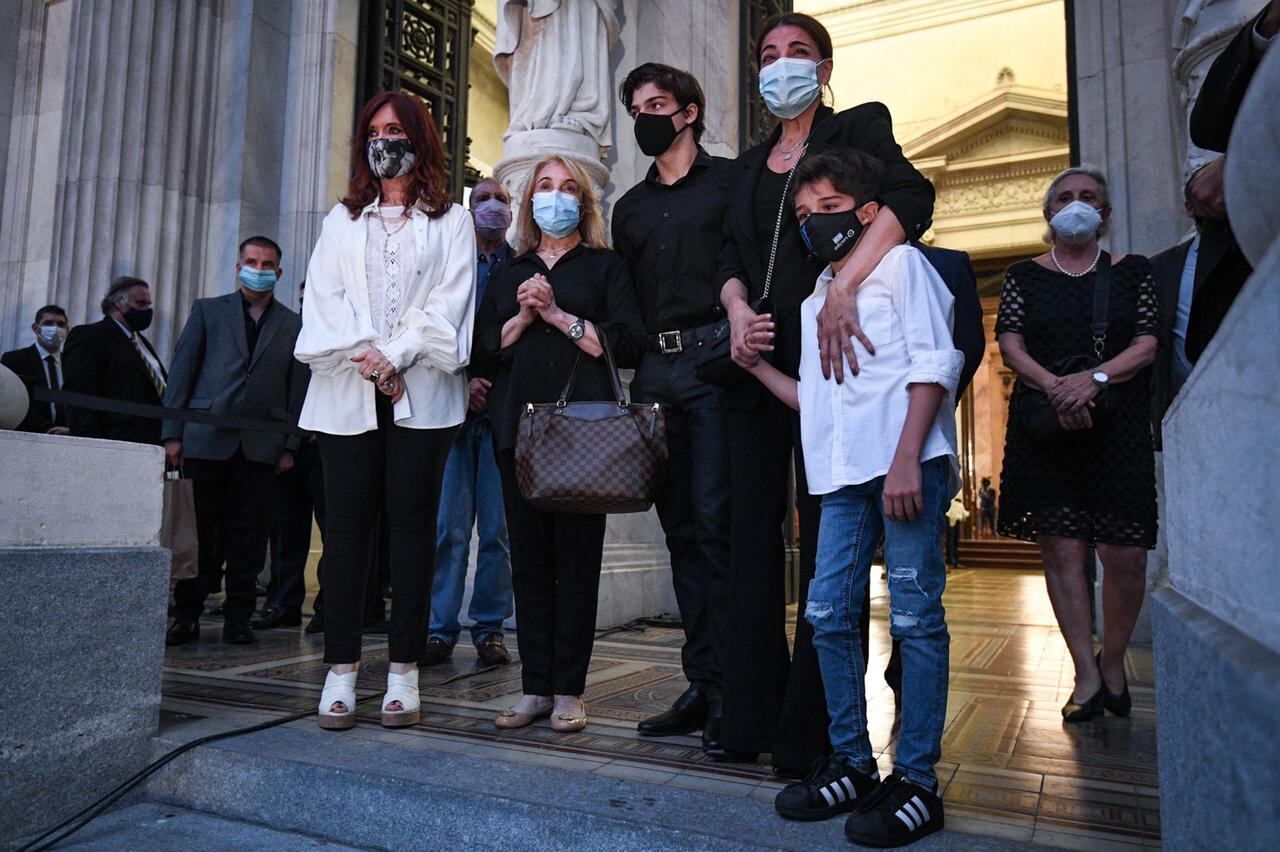 Cristina Kirchner y la familia Menem despiden al expresidente en el Congreso. Foto: Gentileza Clarín