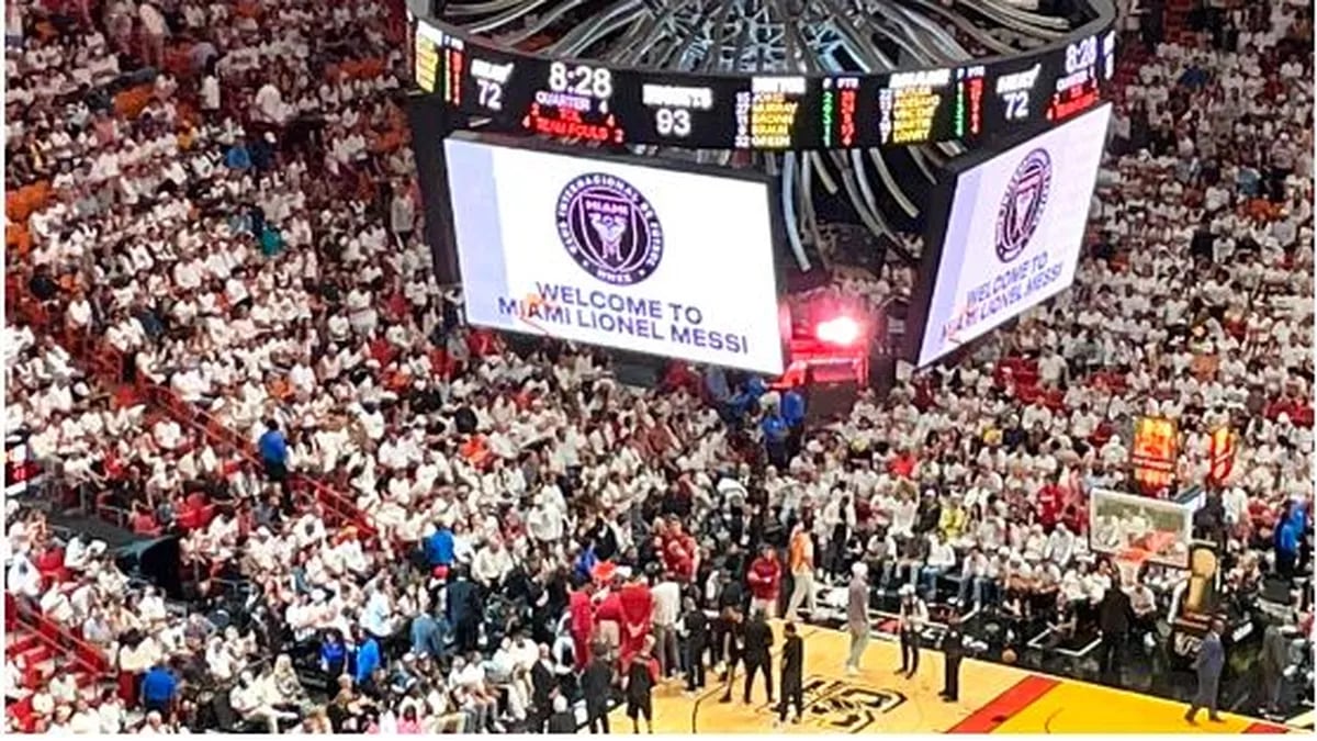 Pantalla del Kaseya Center de Miami que le dio la bienvenida al argentino.