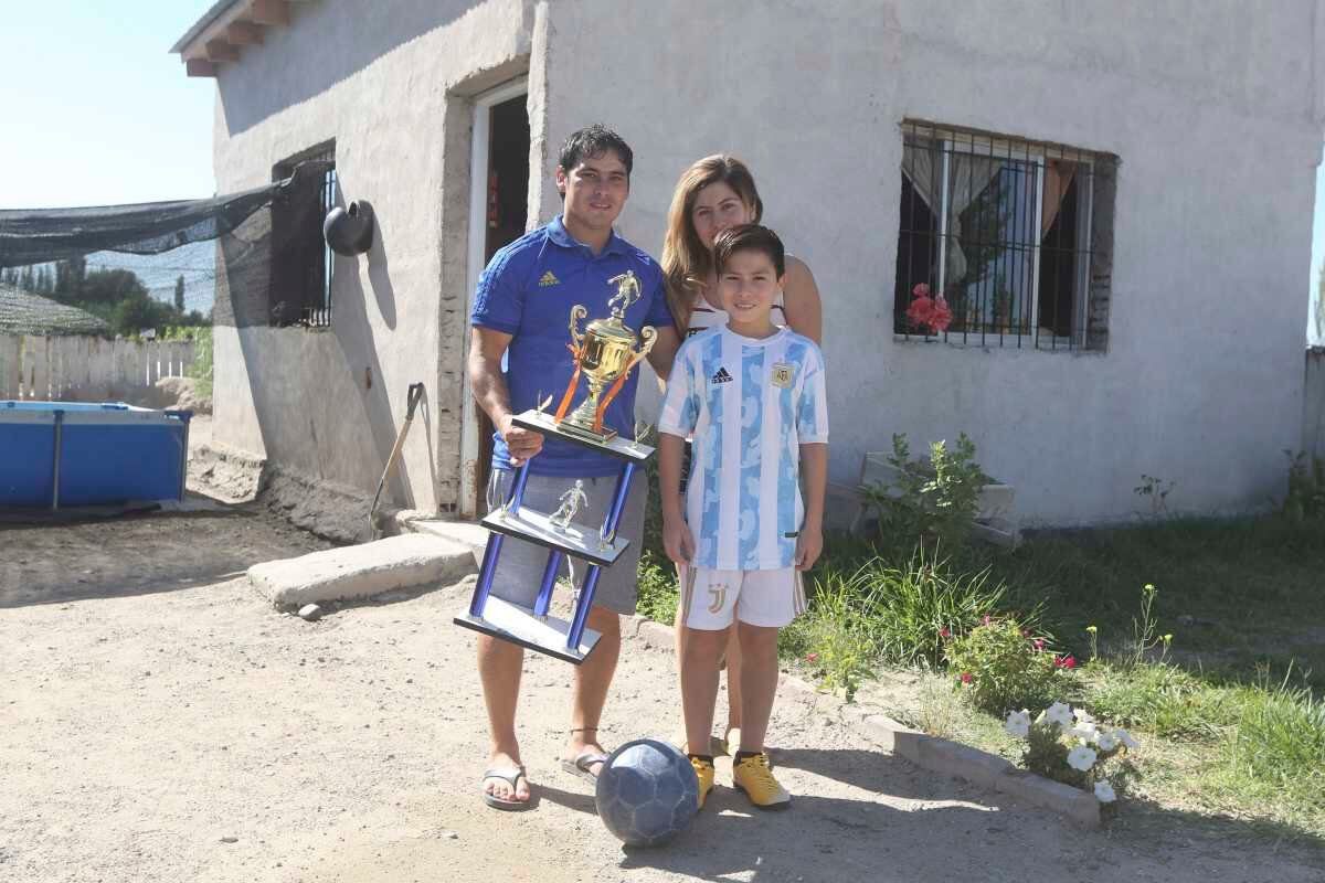 Junior y su familia vendieron rifas para juntar fondos para llegar a Buenos Aires. Partirán el sábado por la noche.