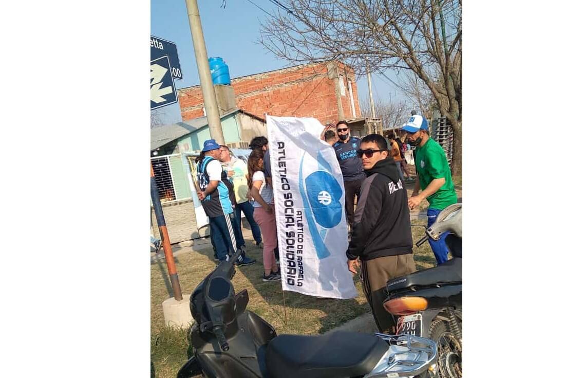 La hinchada de Atlético hizo una movida solidaria en el barrio 2 de abril, por el día del niño