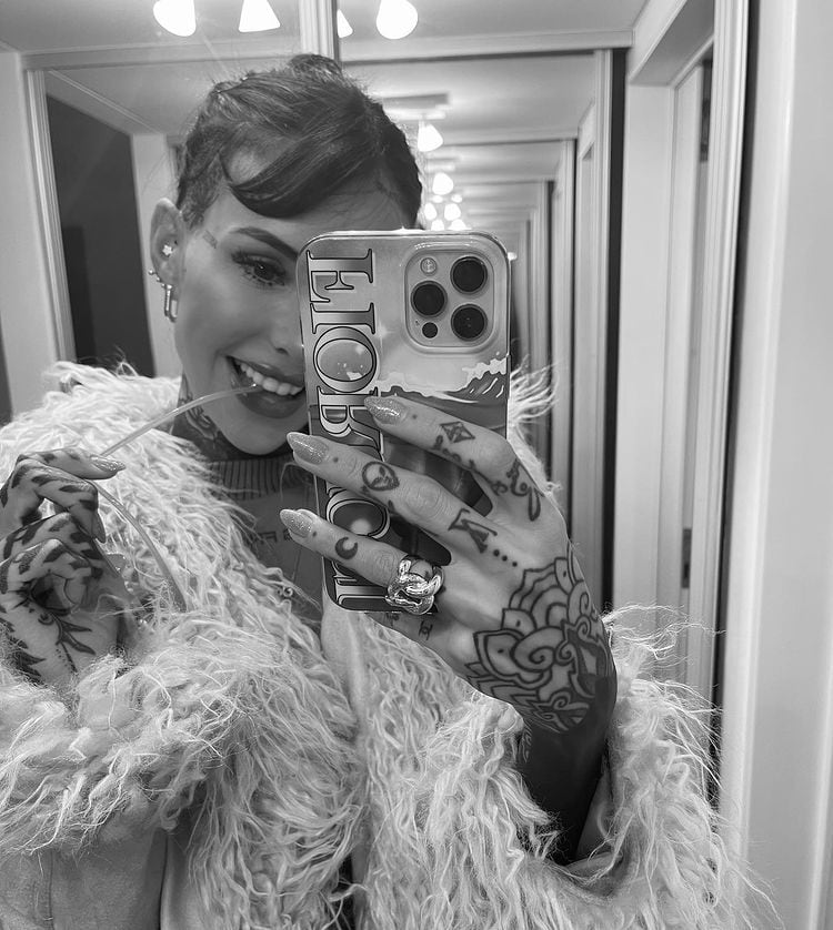 El look a puro glam y muy estilo '00 de Cande Tinelli.