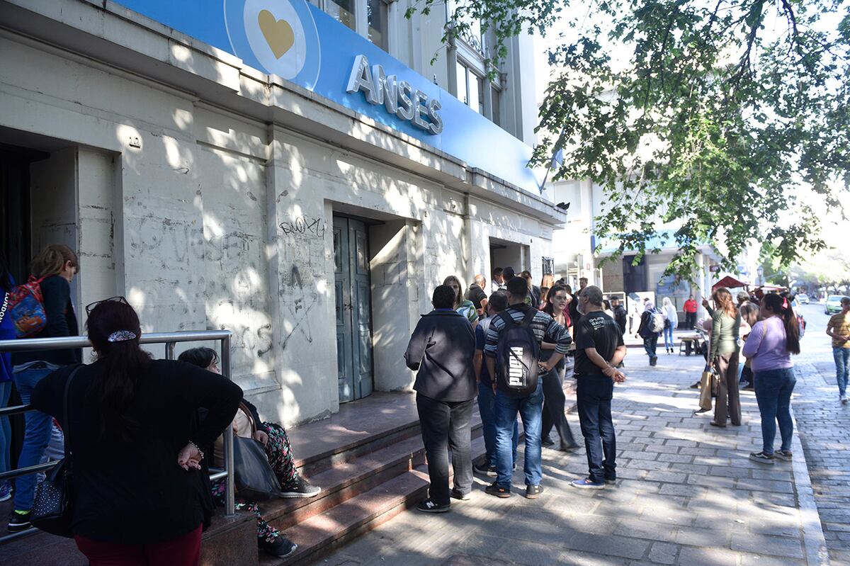 Córdoba: otra jornada con largas filas para inscribirse al bono de Anses