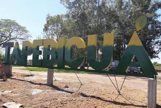 Es una pequeña comuna ubicada a 60 kilómetros de Paso de los Libres y a 380 de la Capital provincial. Sobre la costa del Río Uruguay en la frontera con Brasil.