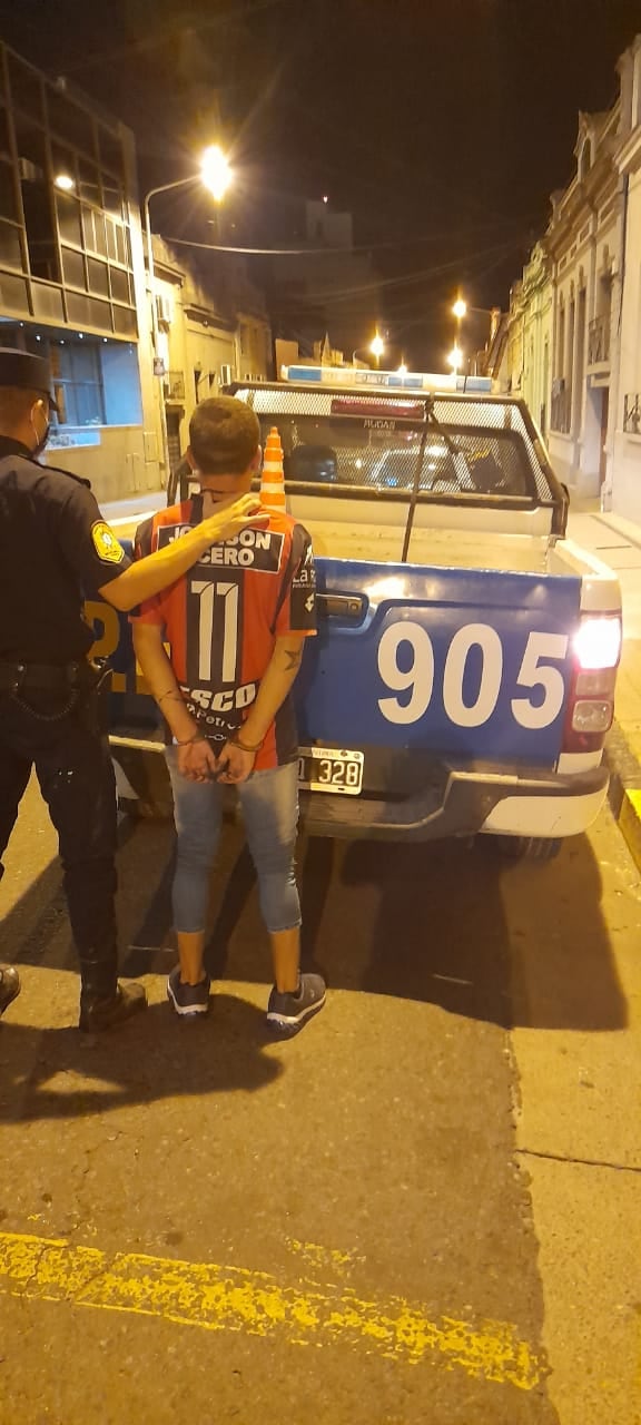 Joven amenazaba a los transeúntes con un cuchillo