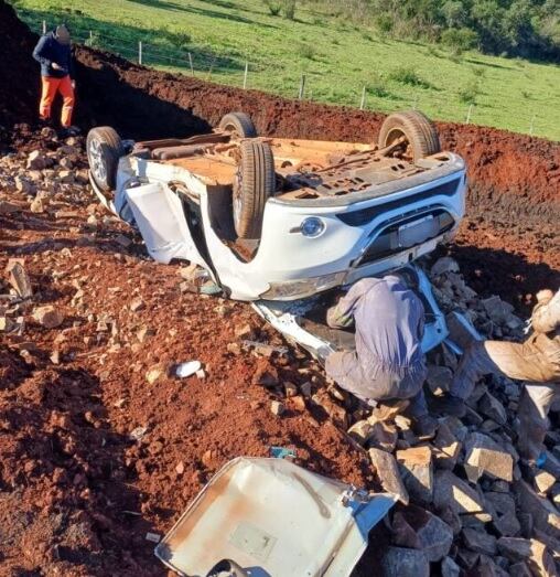 Accidente de tránsito en Fachinal: terminó con su vehículo en posición invertida.