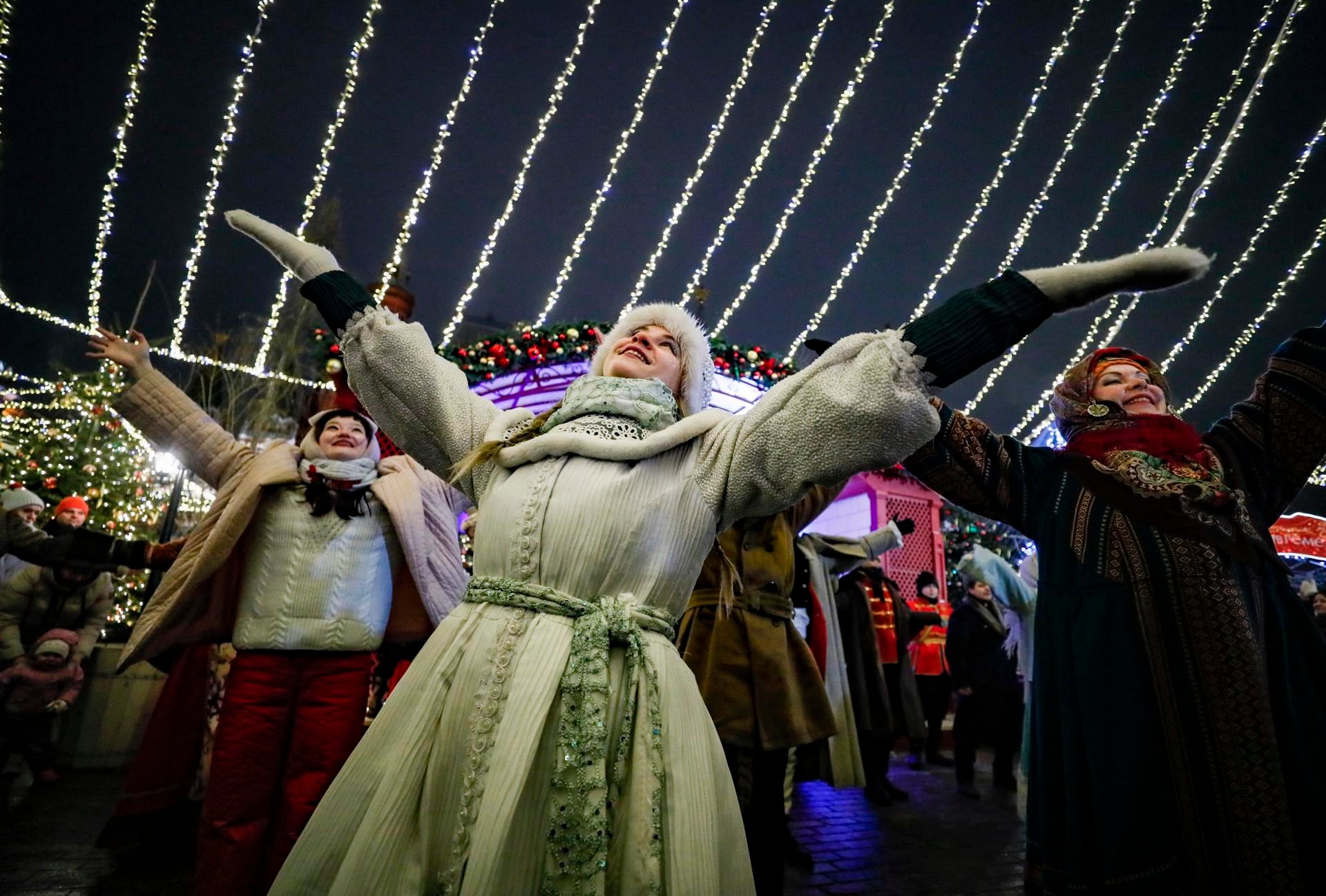 La idea de un árbol de Navidad comenzó en los países del norte de Europa y se fue extendiendo hasta llegar a lo que es hoy. Foto: EFE/EPA/YURI KOCHETKOV