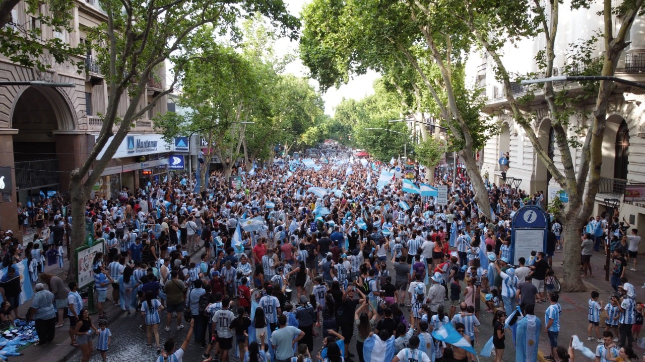 Cientos de fanáticos vieron el partido en los locales del microcentro y miles se sumaron a las celebraciones al final del partido.  Foto: Marcelo Rolland / Los Andes