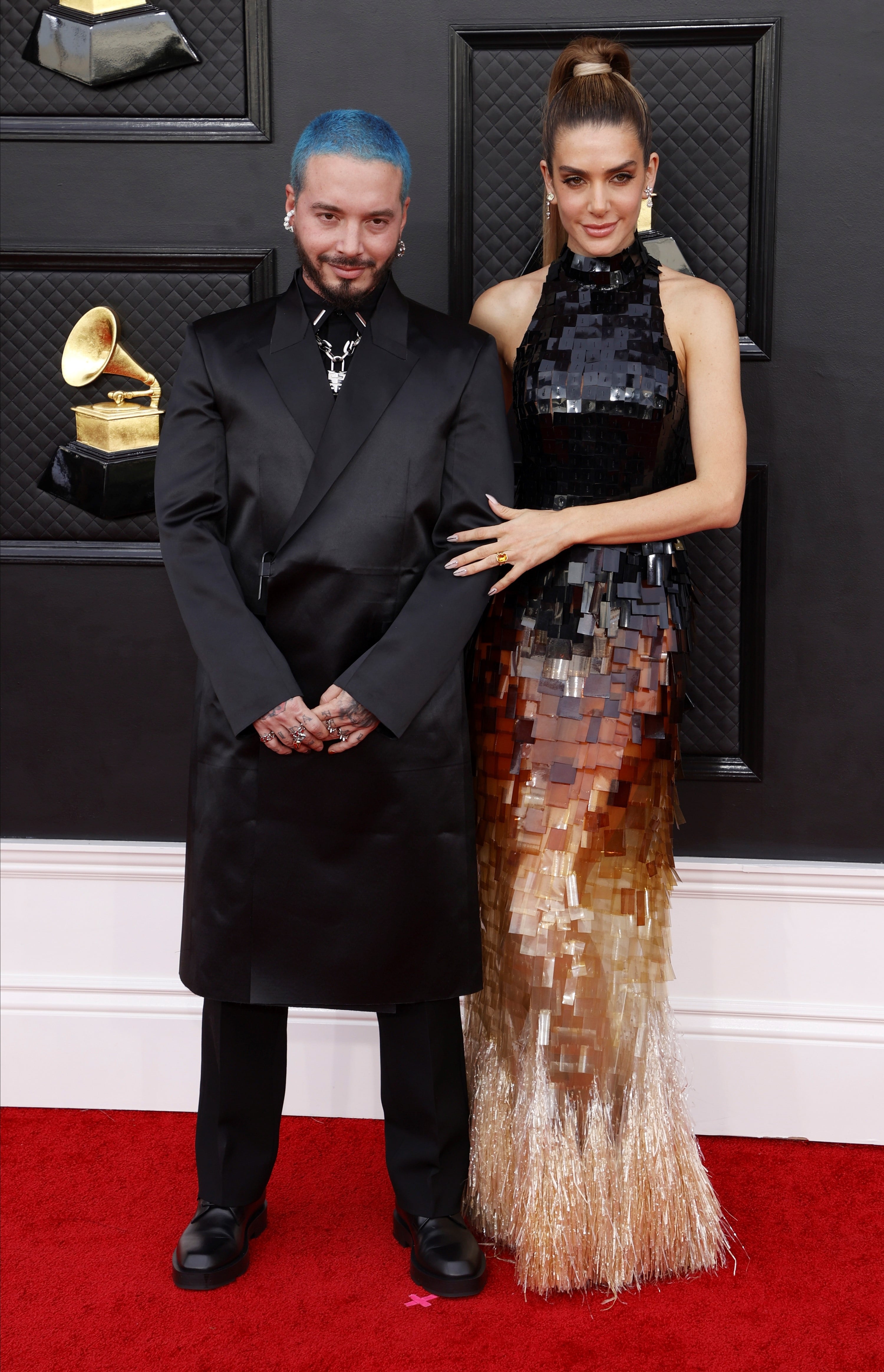 J Balvin y Valentina Ferrer en la alfombra roja de los Premios Grammy 2022.