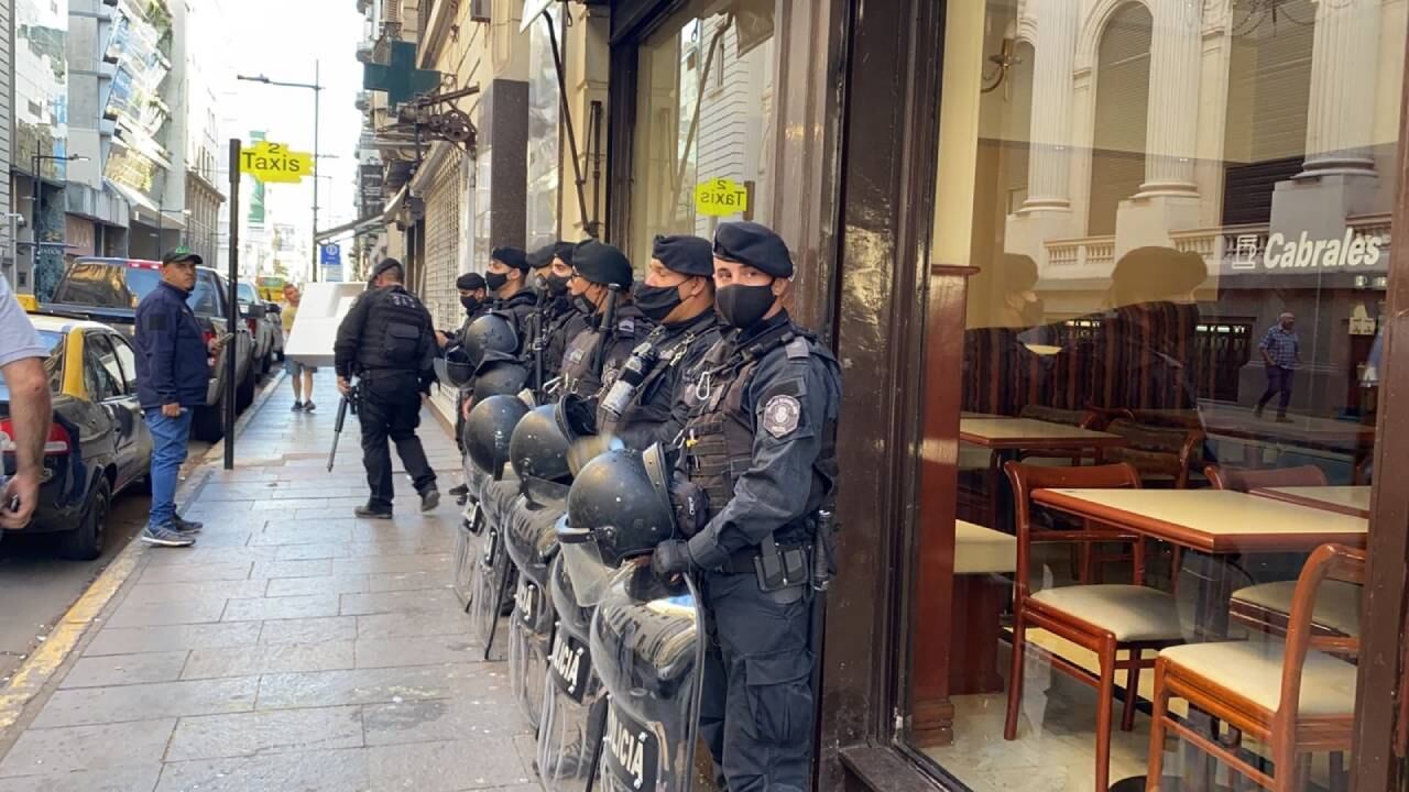 Policías bonaerenses llegaron a la ciudad por orden de la Justicia federal de Campana. (@gbelluati)