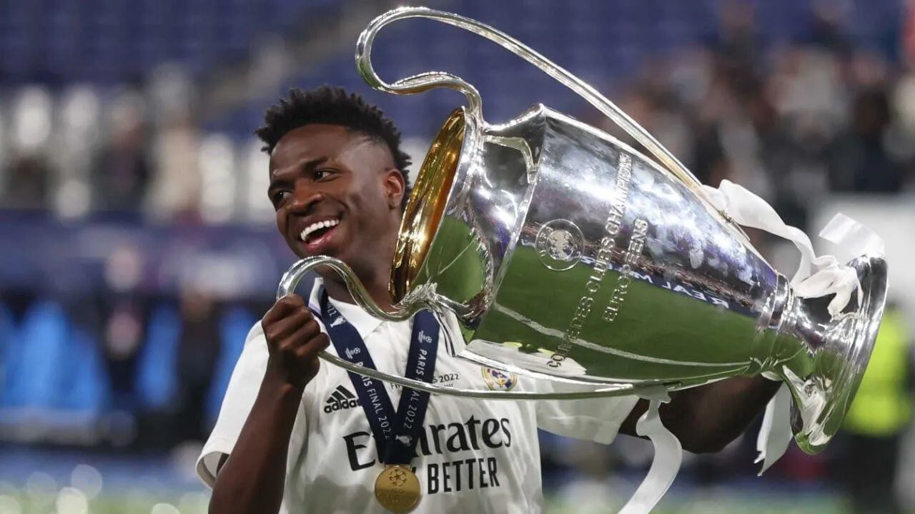 Vinicius Jr levantando la Champions League obtenida con el Real Madrid.