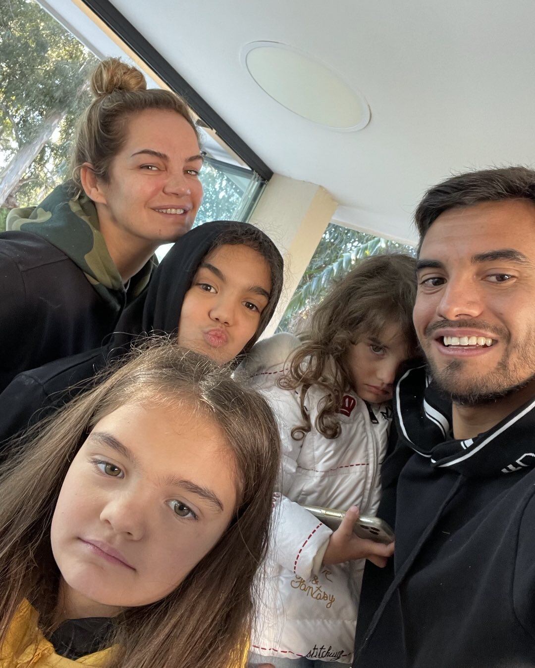 Guercio, Romero y sus tres hijas mayores.