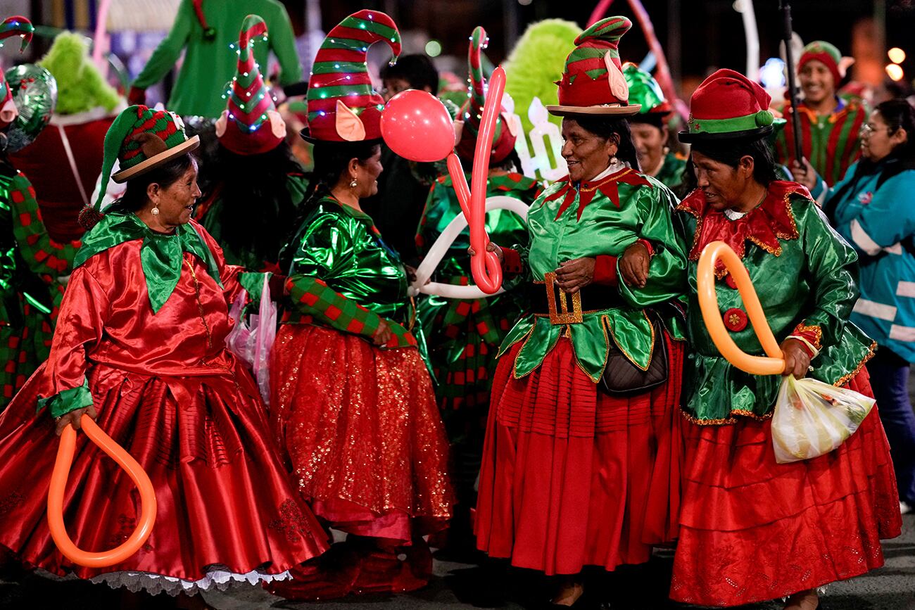 Mujeres aymaras vestidas como elfos bailan durante el desfile anual de Navidad en La Paz, Bolivia. (AP)