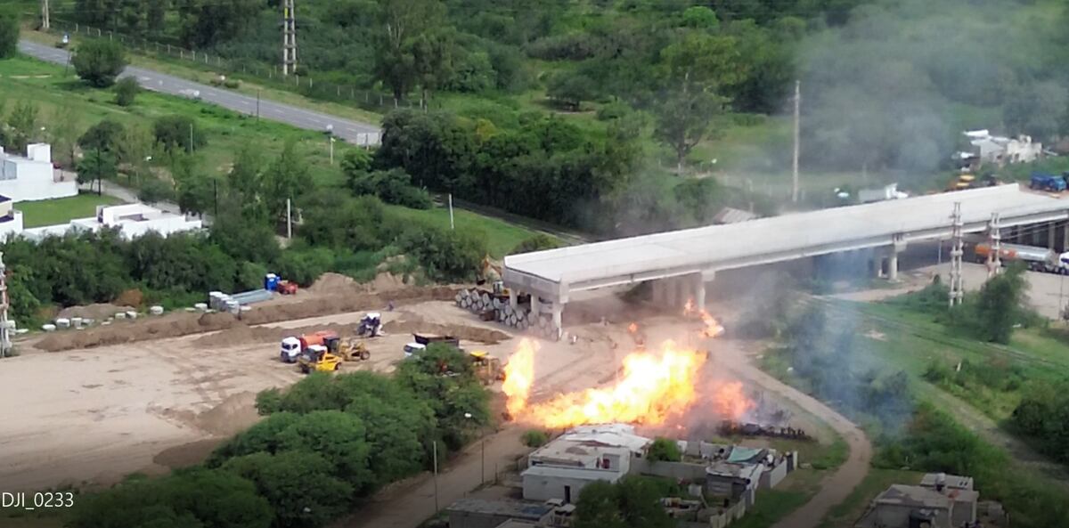 Temor en Villa María: hubo una fuerte explosión con intenso fuego sobre un gasoducto
