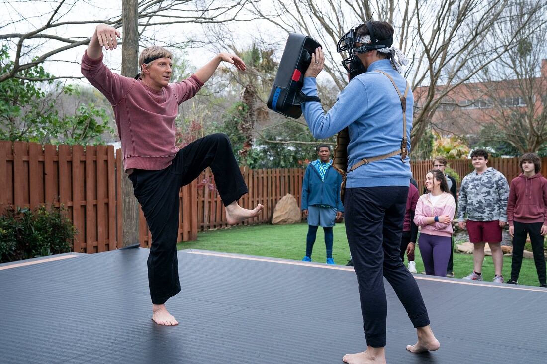 Johnny Lawrence recrea la grulla, la mítica patada de su rival y aliado Daniel LaRusso. (Netflix).