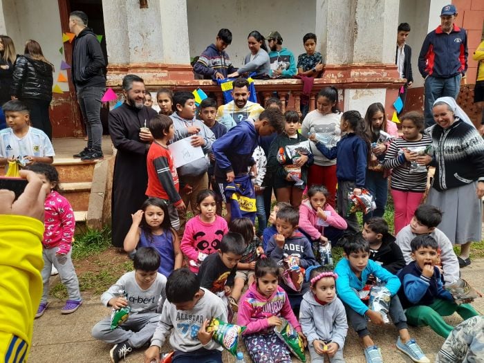 Carlos Tevez vivió una emotiva jornada junto a niños de un hogar de Corrientes.