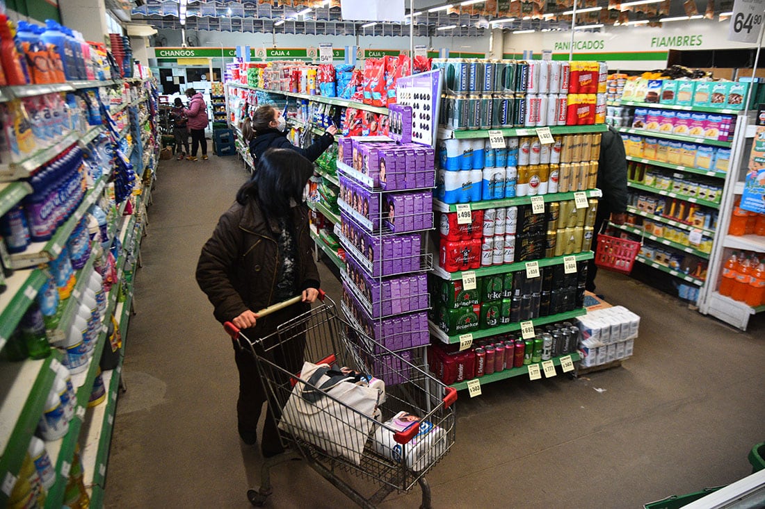 Cordoba el 30 de June de 2021 supermercado almacor de avenida armada argentina pasando cpc villa libertador. precios de canasta basica   Foto: Pedro Castillo