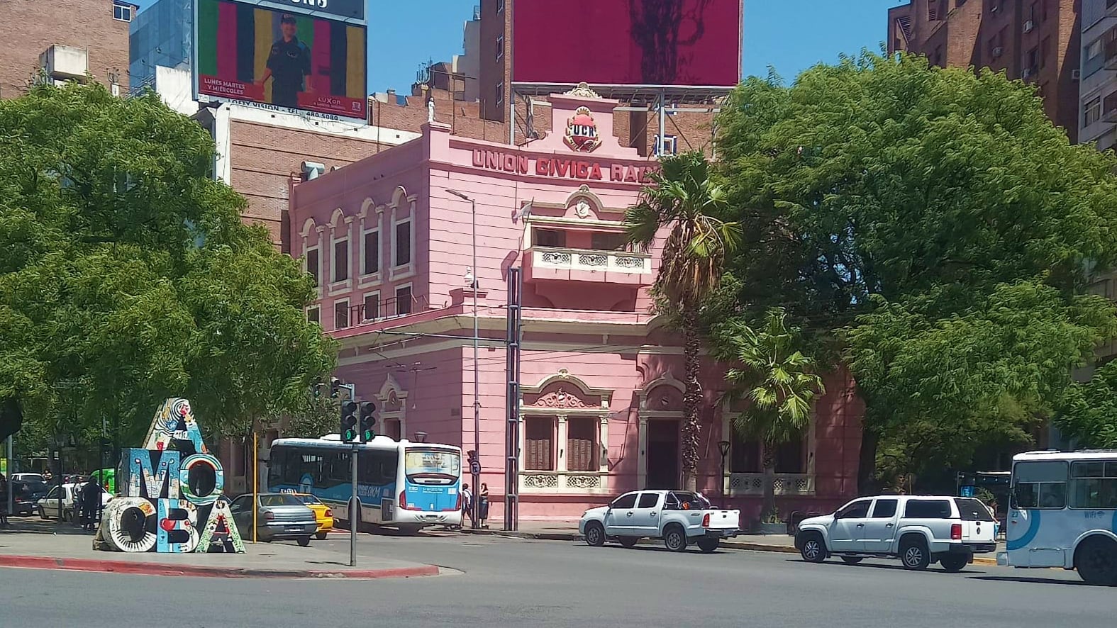 La histórica Casa Radical, en el centro de la ciudad de Córdoba, donde el precandidato por la UCR Gerardo Morales convocó a que "mantengamos la unidad, porque ahora hay que ganar".