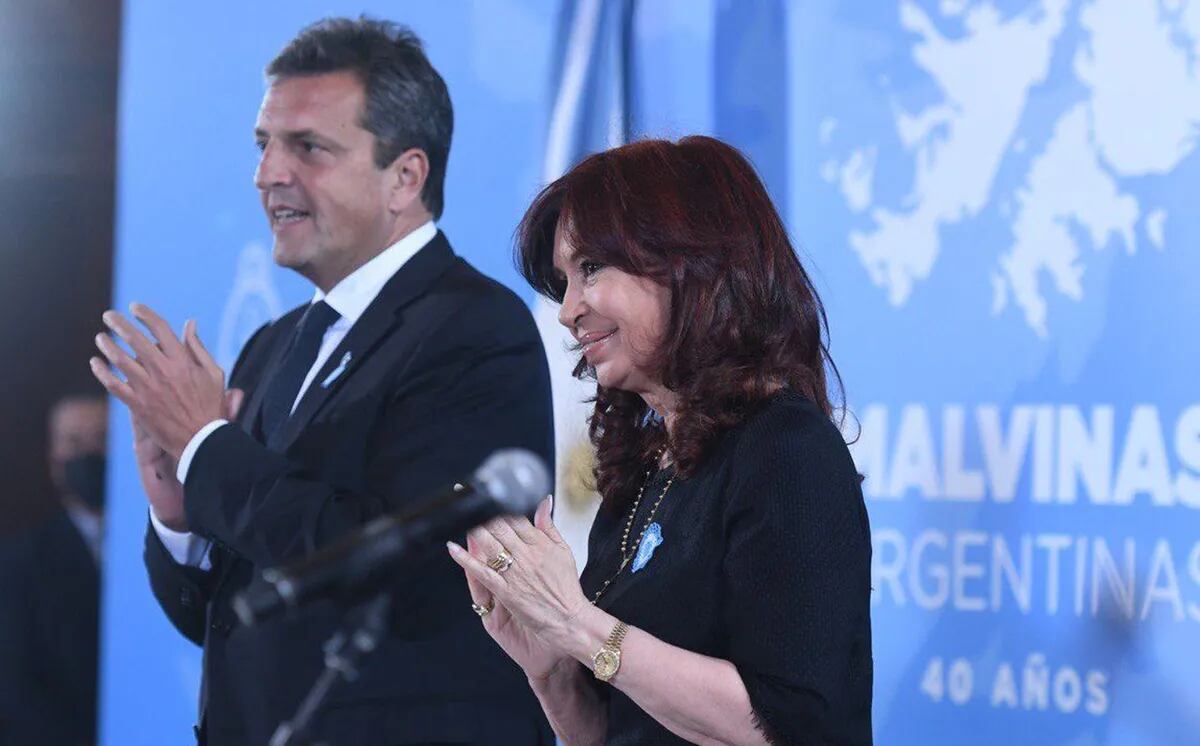 Cristina Kirchner junto a Sergio Massa en un acto previo, por Malvinas. Foto: Senado.