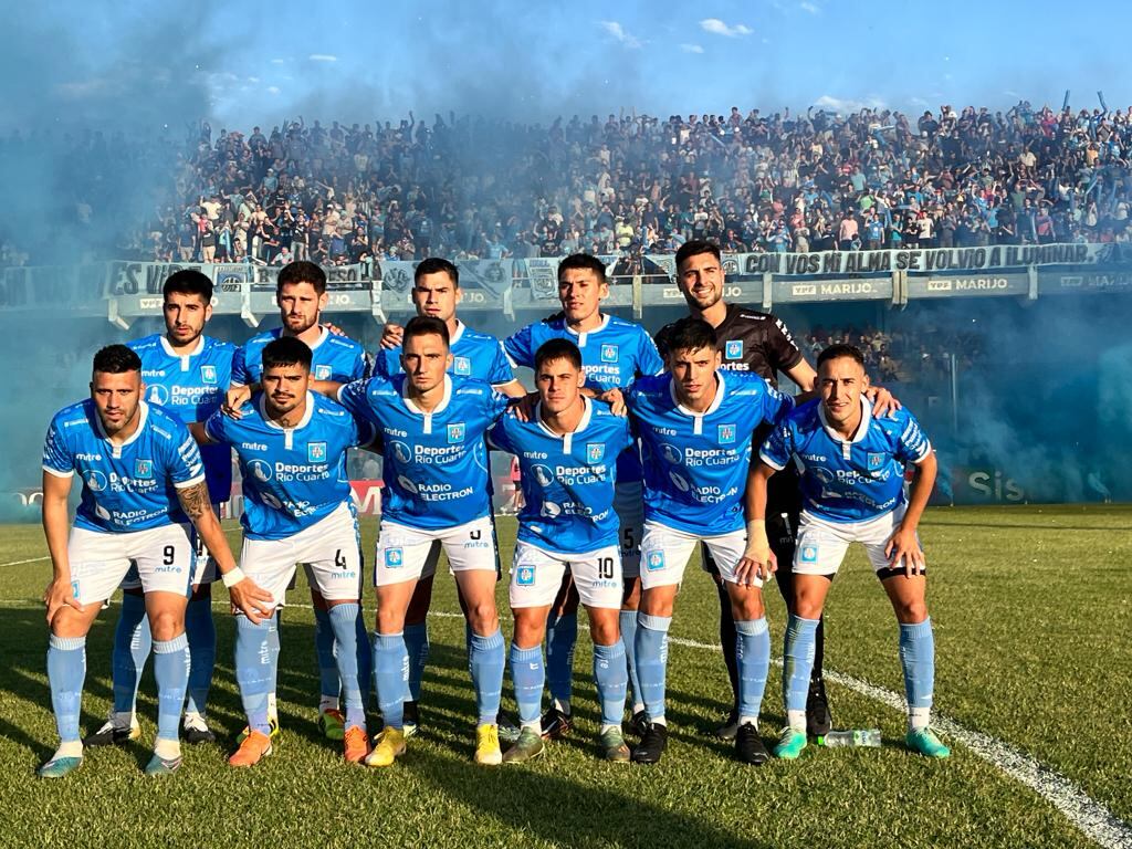 El plantel de Estudiantes de Río Cuarto que salió a jugar de local contra Maipú. (Tomy Fragueiro / La Voz)