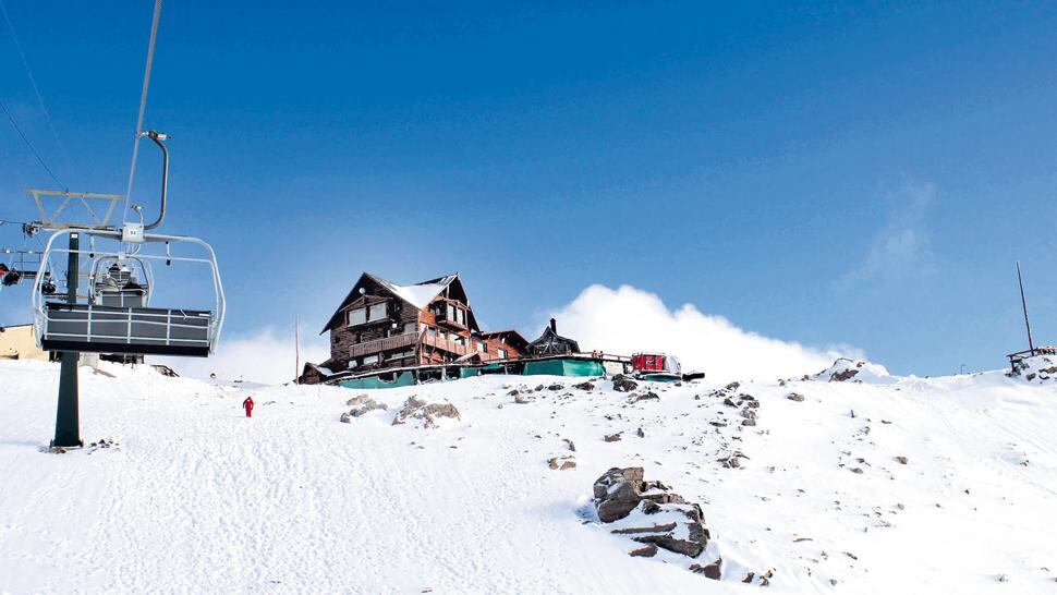 El rescatista fue encontrado con sondas porque estaba debajo de la nieve en el Cerro Catedral.