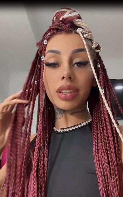 Tamara Báez con sus extensiones trenzadas en un look poco usual