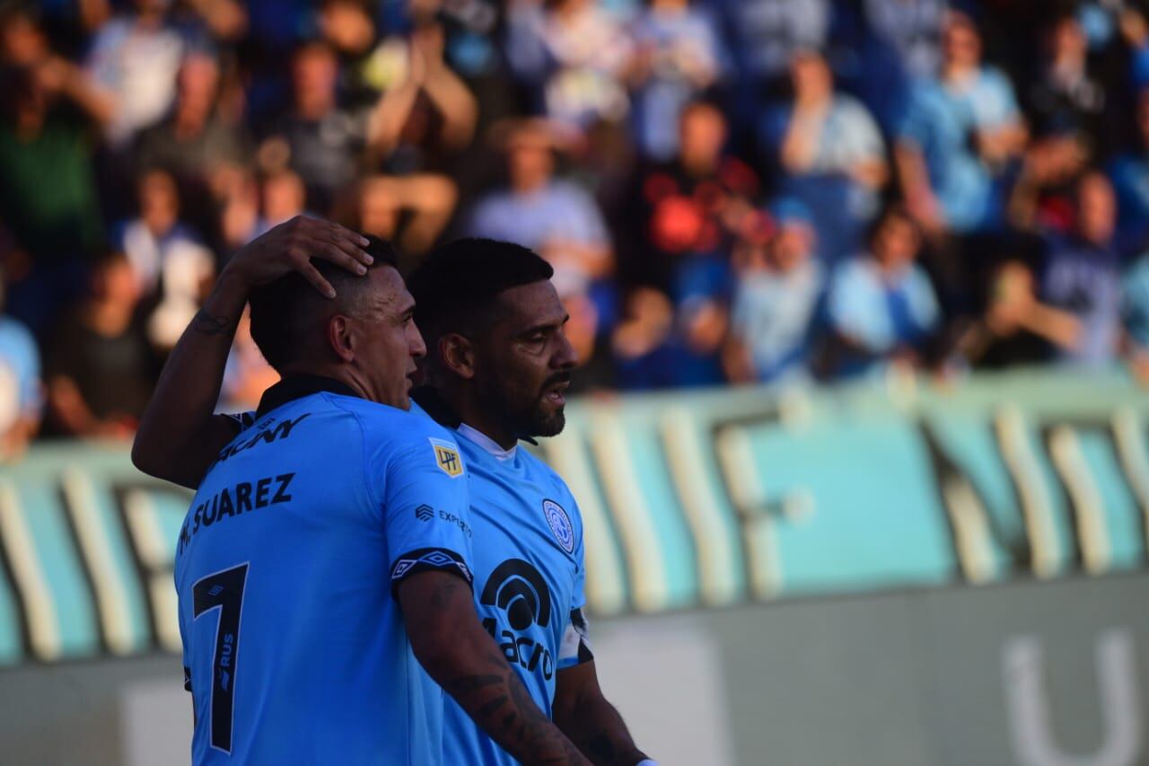 Franco Jara festeja con Matías Suárez el primer tanto de Belgrano ante Estudiantes de La Plata en Alberdi. (Javier Ferreyra / La Voz)