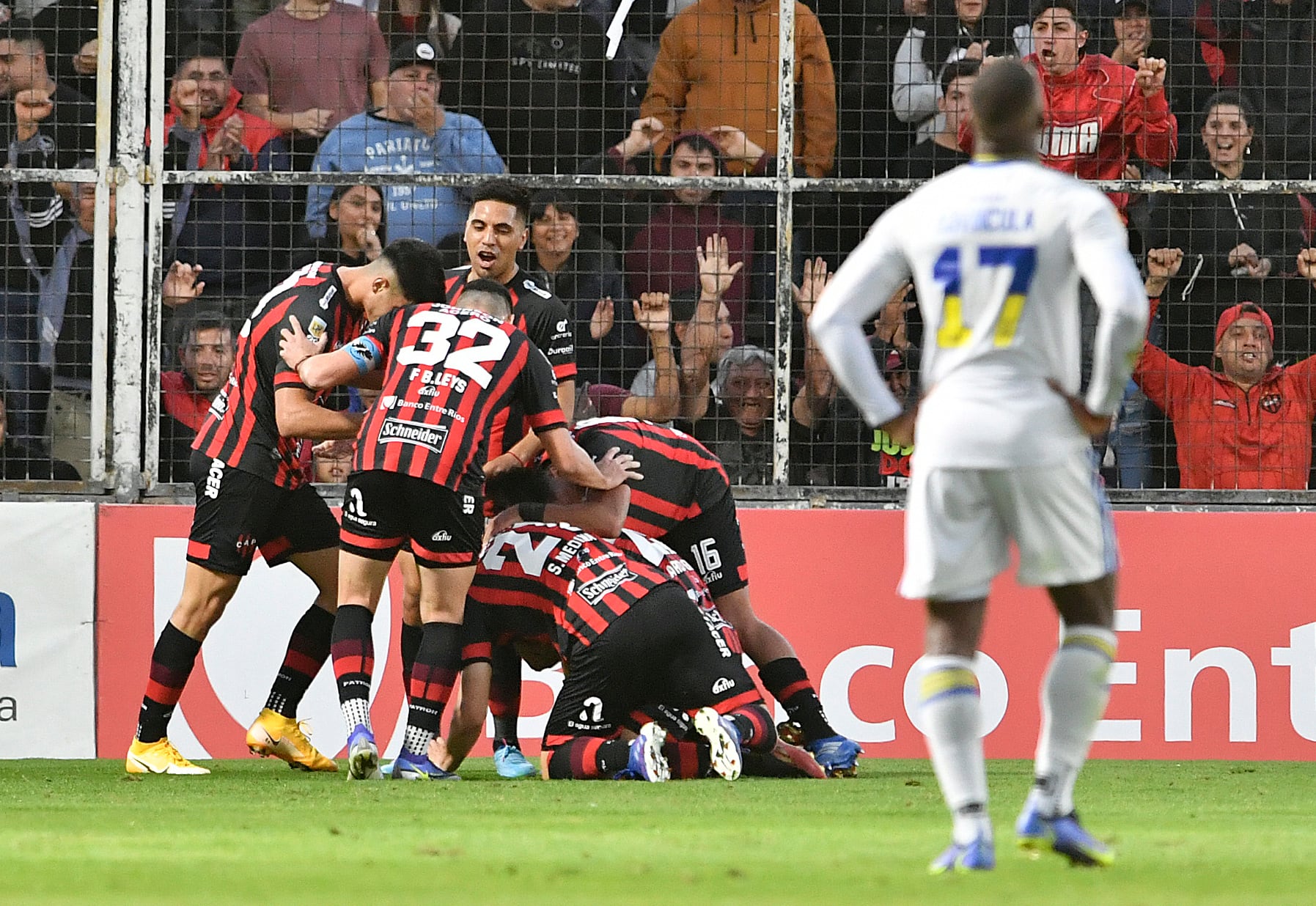 Patronato goleó a Boca en Paraná