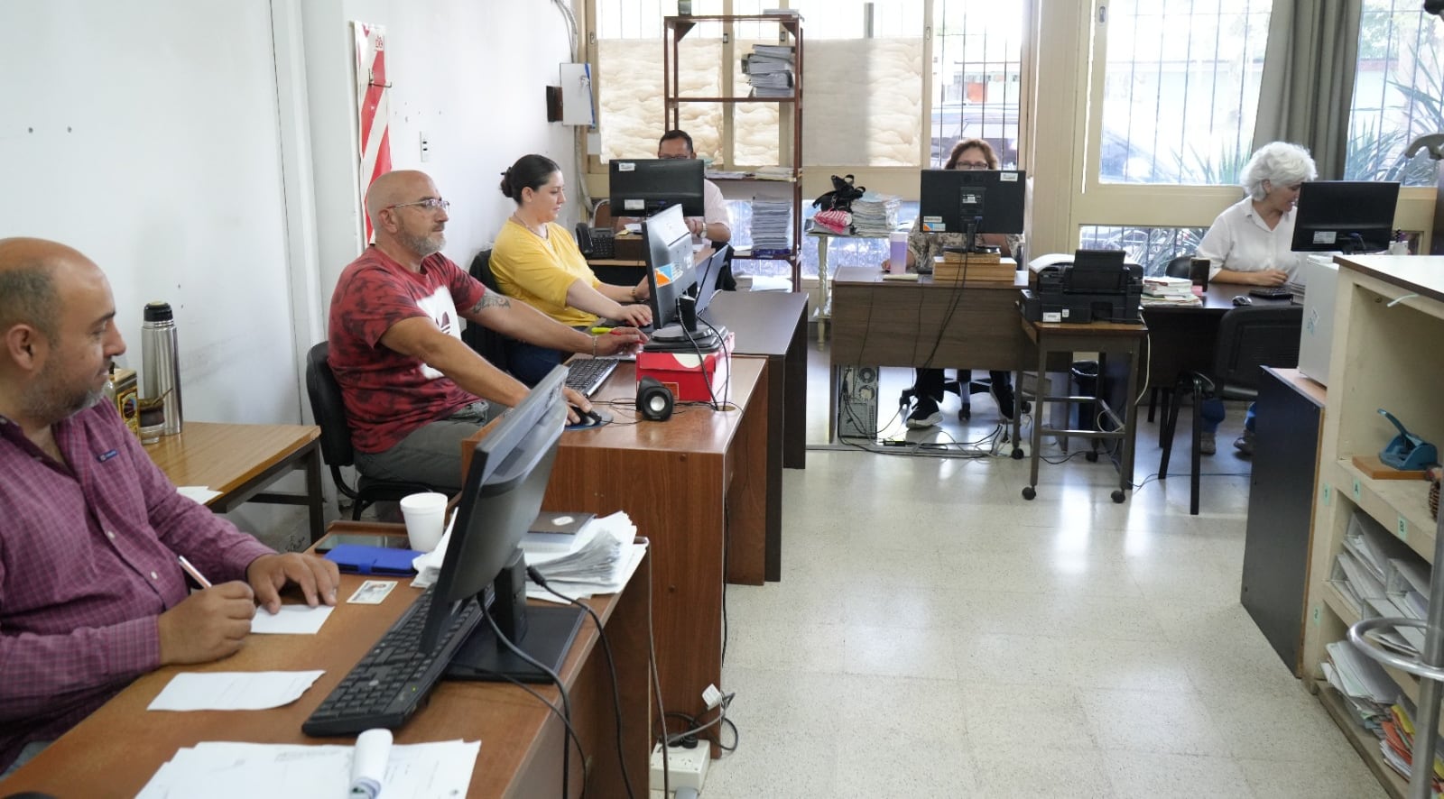 Empleados del Ministerio Público de la Acusación (MPA) de Jujuy, trabajando en la oficina de Gestión Judicial. Con el nuevo régimen de licencias, el personal del organismo podrá tomarse vacaciones entre diciembre y marzo del año siguiente.