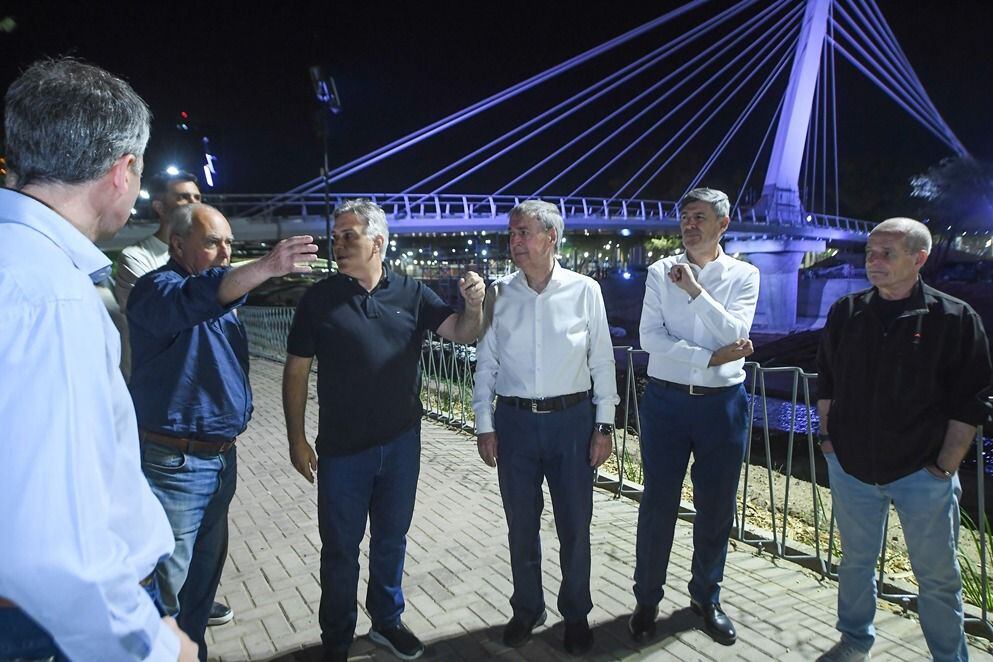 Capital. El gobernador Schiaretti, junto al intendente Martín Llaryora y el viceintendente Daniel Passerini, supervisaron la obra de un puente peatonal en la ciudad de Córdoba.