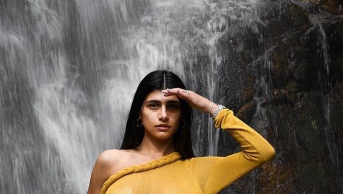 El extravagante look de Mia Khalifa desde el desierto: tacos fluor y nada abajo