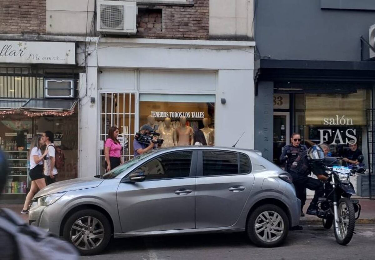 Dejó a su perro encerrado dentro del auto en Rosario, se le murió y la detuvieron
