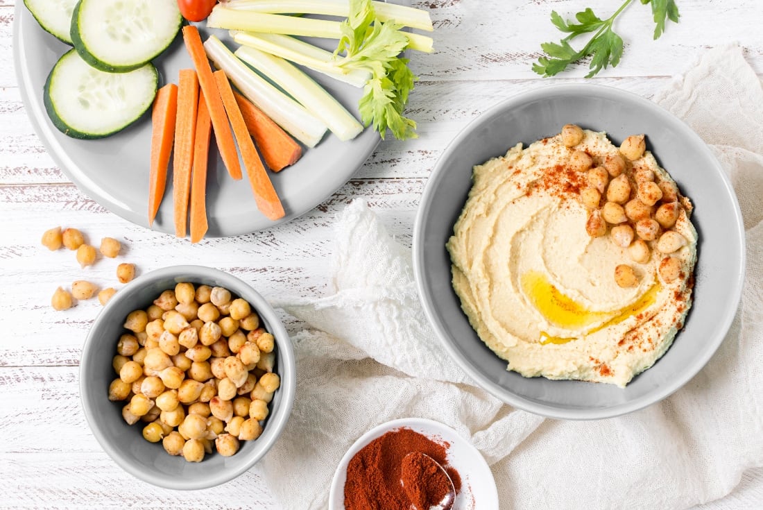 Hummus y palitos de vegetales.