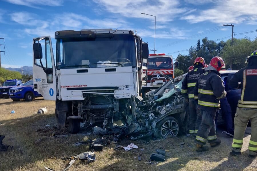 Dos autos y un camión de transporte chocaron en Villa Allende. (Gentileza)