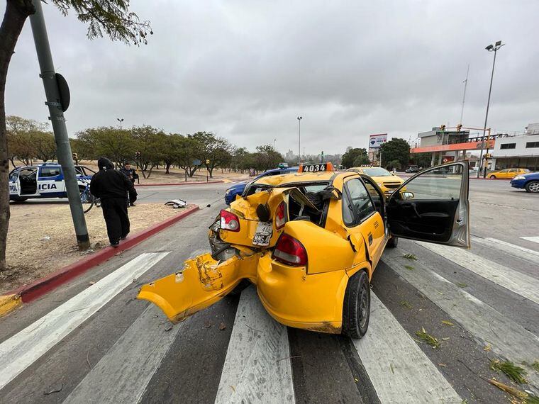 Un Fiat Siena impactó contra un taxi y el conductor huyó a pie.