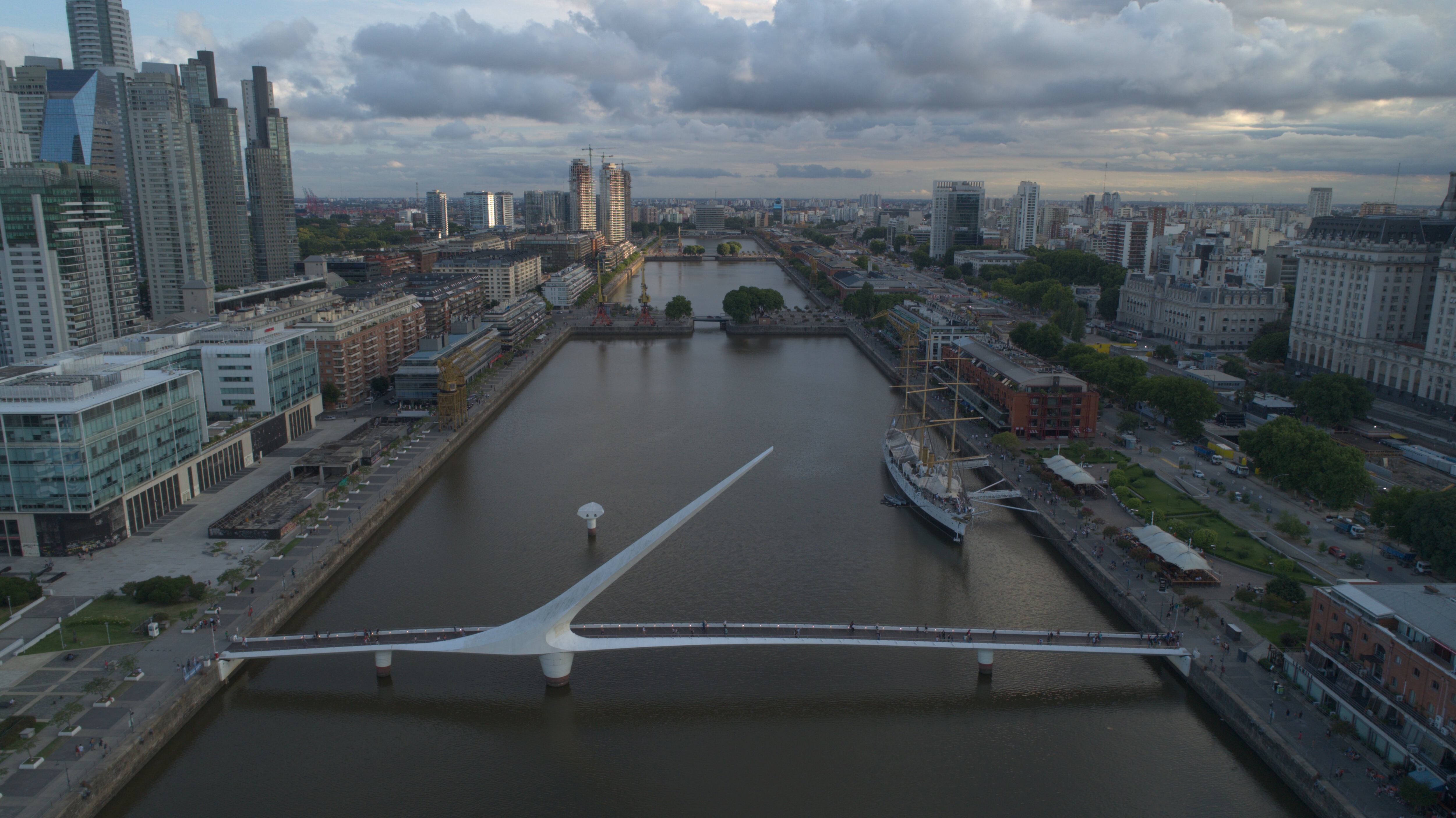 Vista del Puente de la Mujer - Puerto Madero