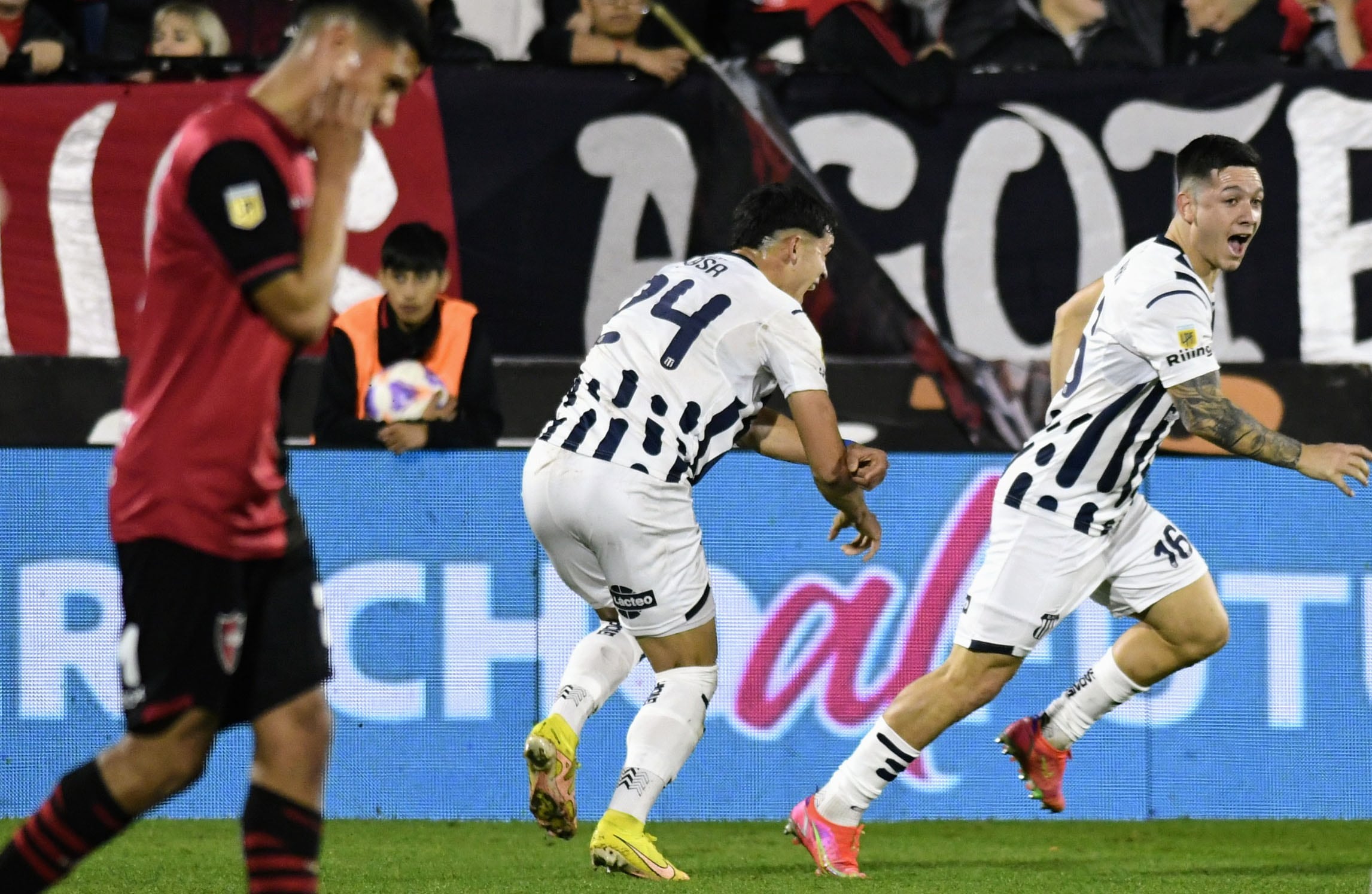 El festejo de Rodrigo Garro, autor del 1-0 parcial de Talleres ante Newell's, en Rosario, por la Liga Profesional. (Fotobaires)