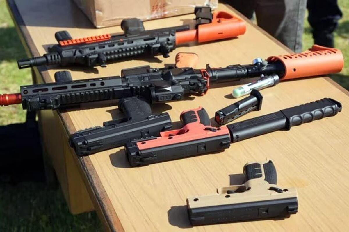 La Policía de Córdoba presentó armas que lanzan gas pimienta y explicó la diferencia con las Taser