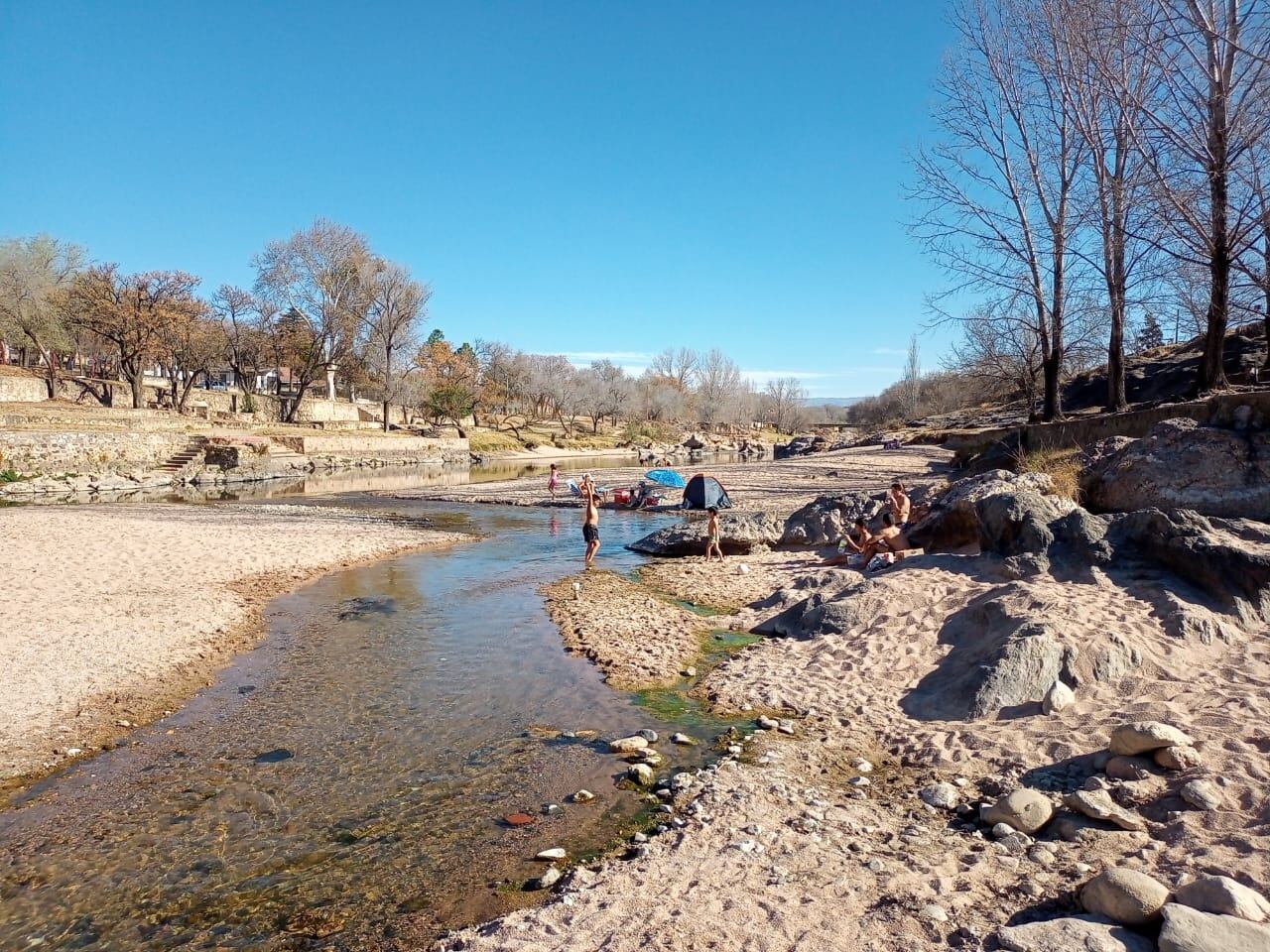 Personas disfrutando del río.