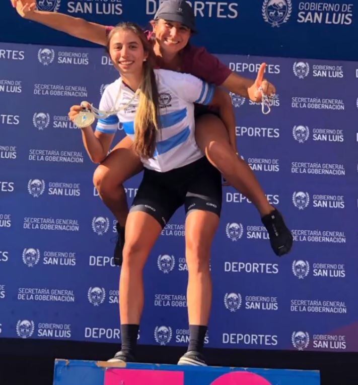 Julieta Benedetti, en el podio con su mamá Alicia.