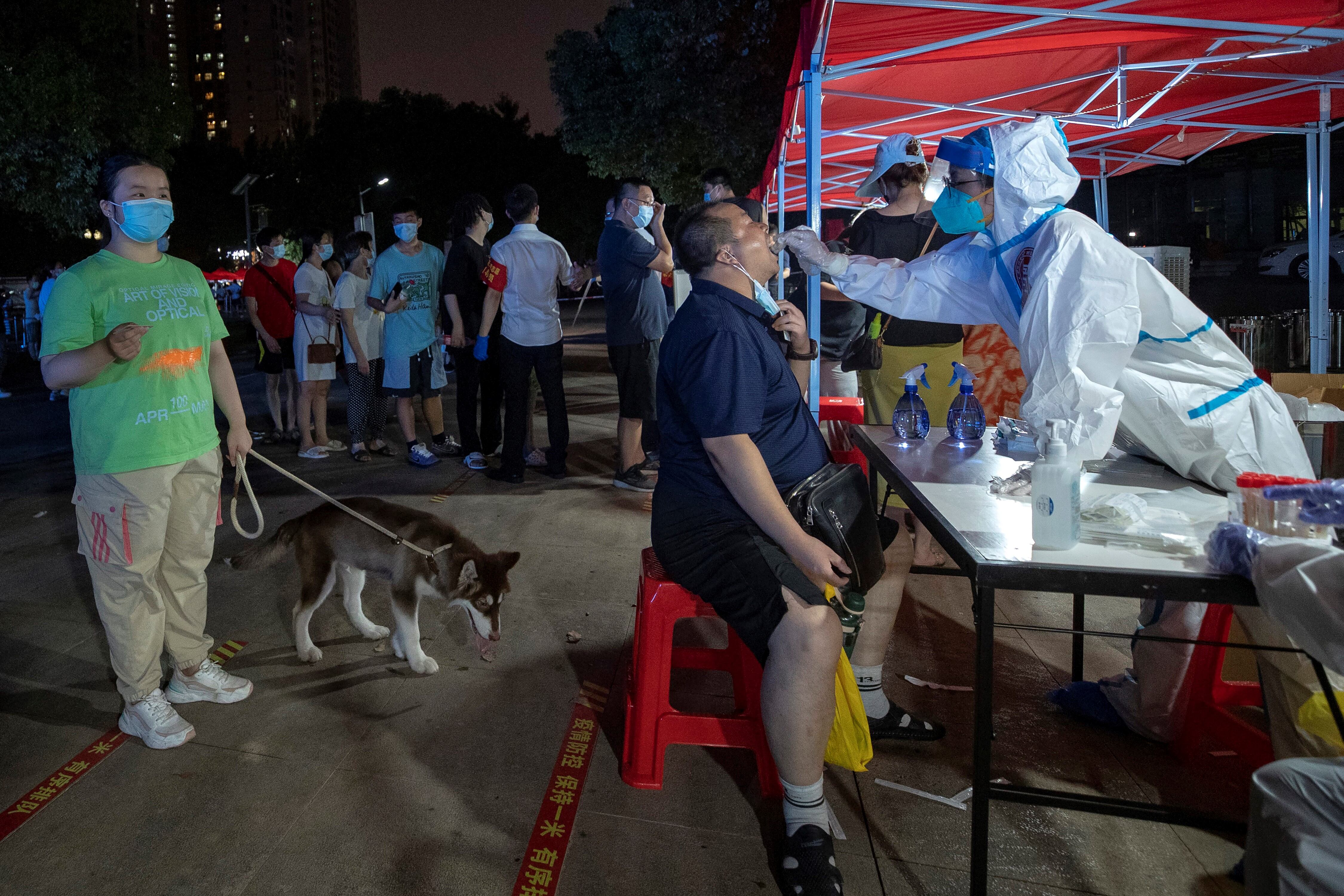 Los residentes se alinean para las pruebas de Covid-19 en Wuhan, en la provincia de Hubei, en el centro de China, el martes 3 de agosto de 2021.