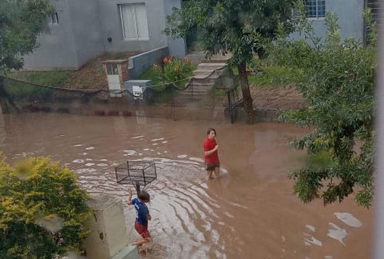 Se inundaron las calles del country La Catalina. Vecinos de la zona denuncian falta de respuesta de la Municipalidad.