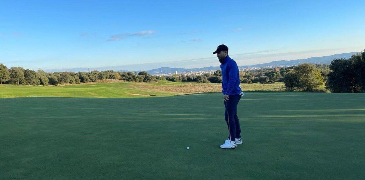 El Kun Agüero jugando al golf.