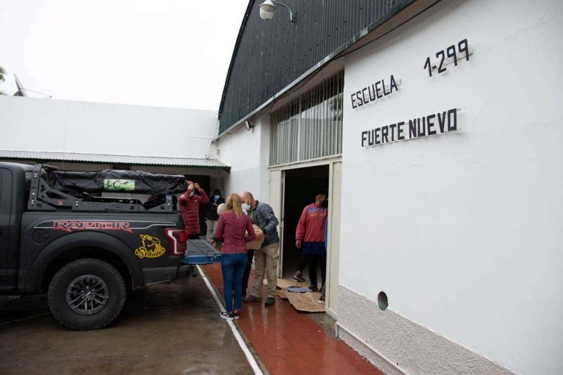 Beduinos 4x4 llegó con 18 camionetas con artículos donados para la escuela Fuerte Nuevo en Alvear.