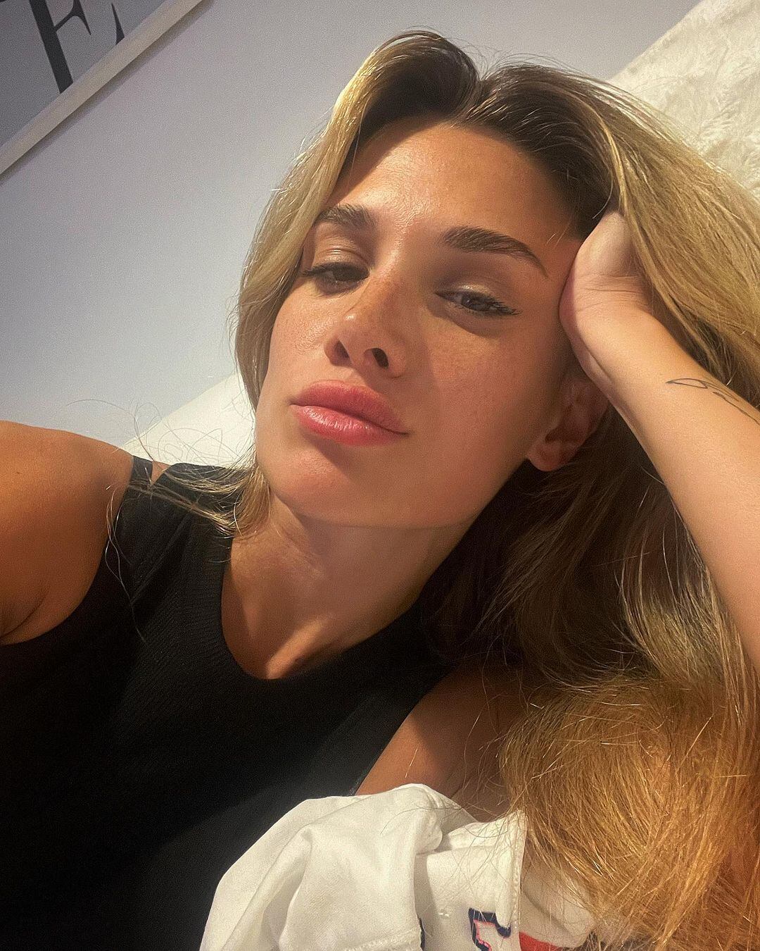 Camila Homs le tiró un beso a sus seguidores desde la cama.