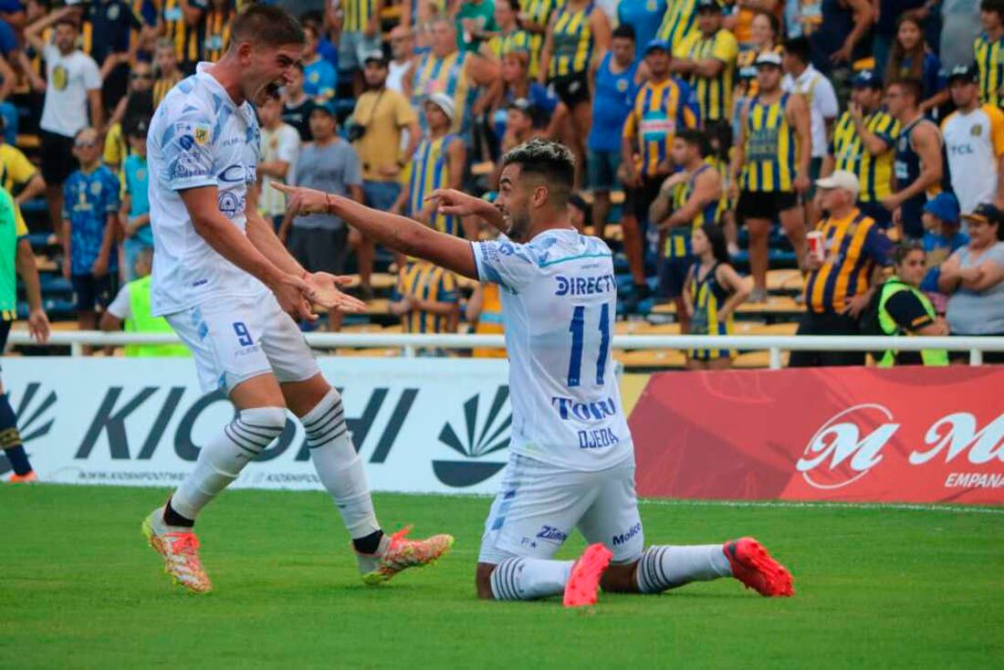 Martín Ojeda festeja el primer gol de Godoy Cruz en el triunfo ante Rosario Central.