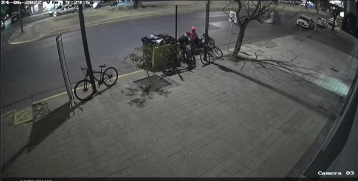 Robó una rueda con una niña en su moto.