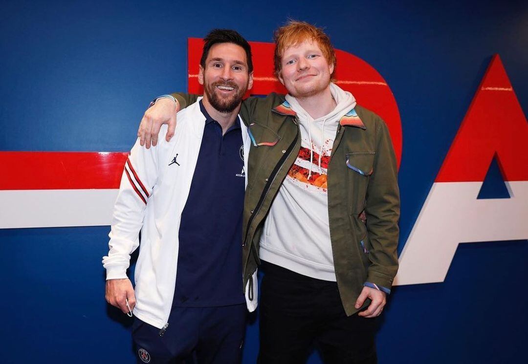 El cantautor y el futbolista compartieron una foto en el estadio del equipo parisino.